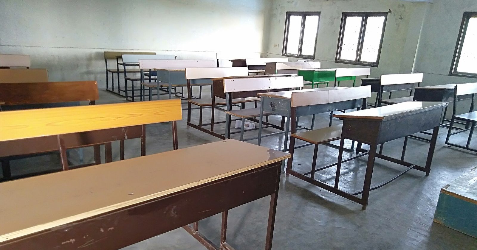 Pusta sala lekcyjna z rzędami ławek — Razem chce szkoły neutralnej światopoglądowo, wspólnej dla dzieci wszystkich wyznań i bezwyznaniowych.