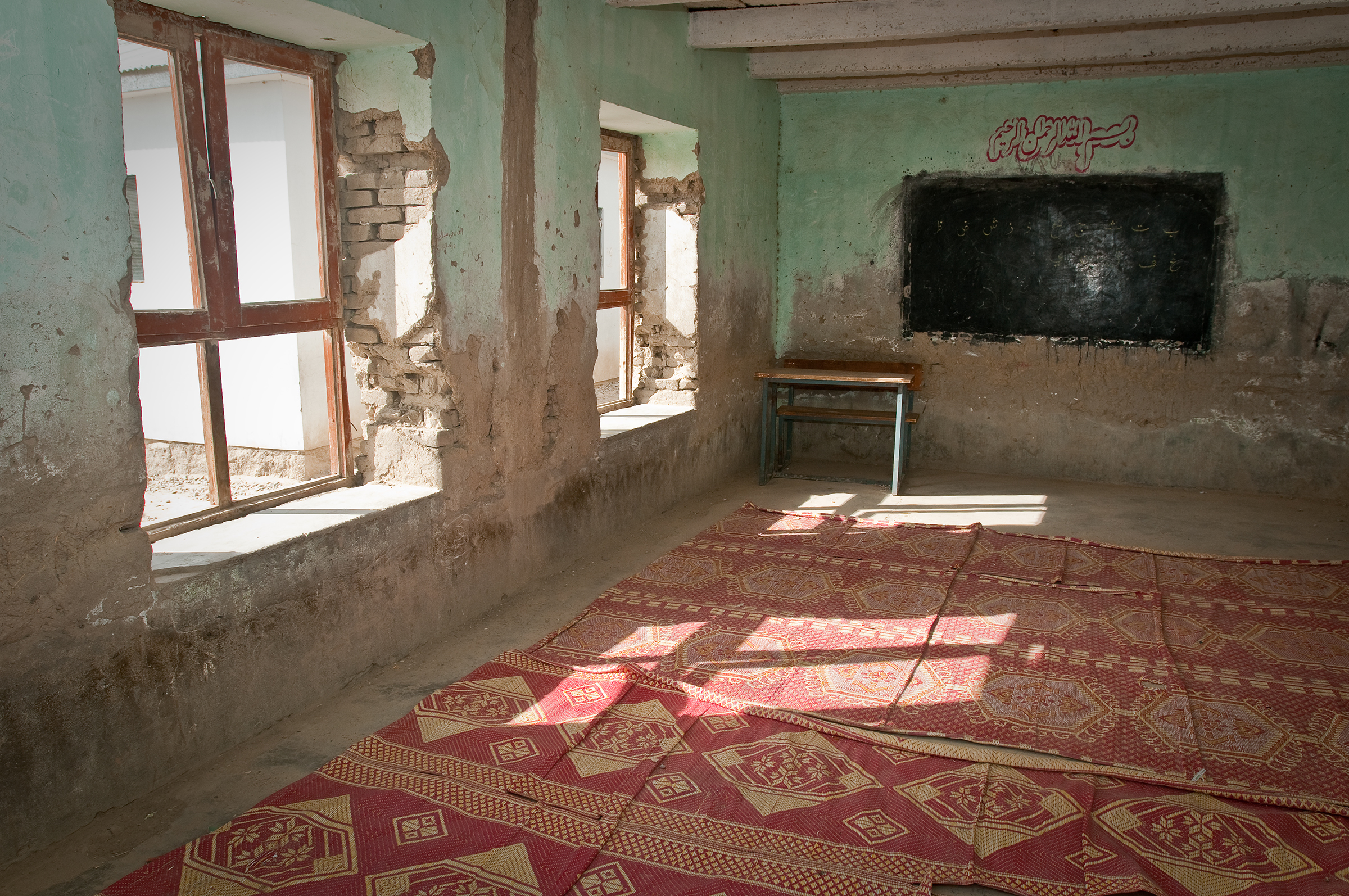 Sala szkolna z pustymi ławkami — dostęp do psychologa w szkole wciąż zależy od tego, czy placówkę stać na etat.