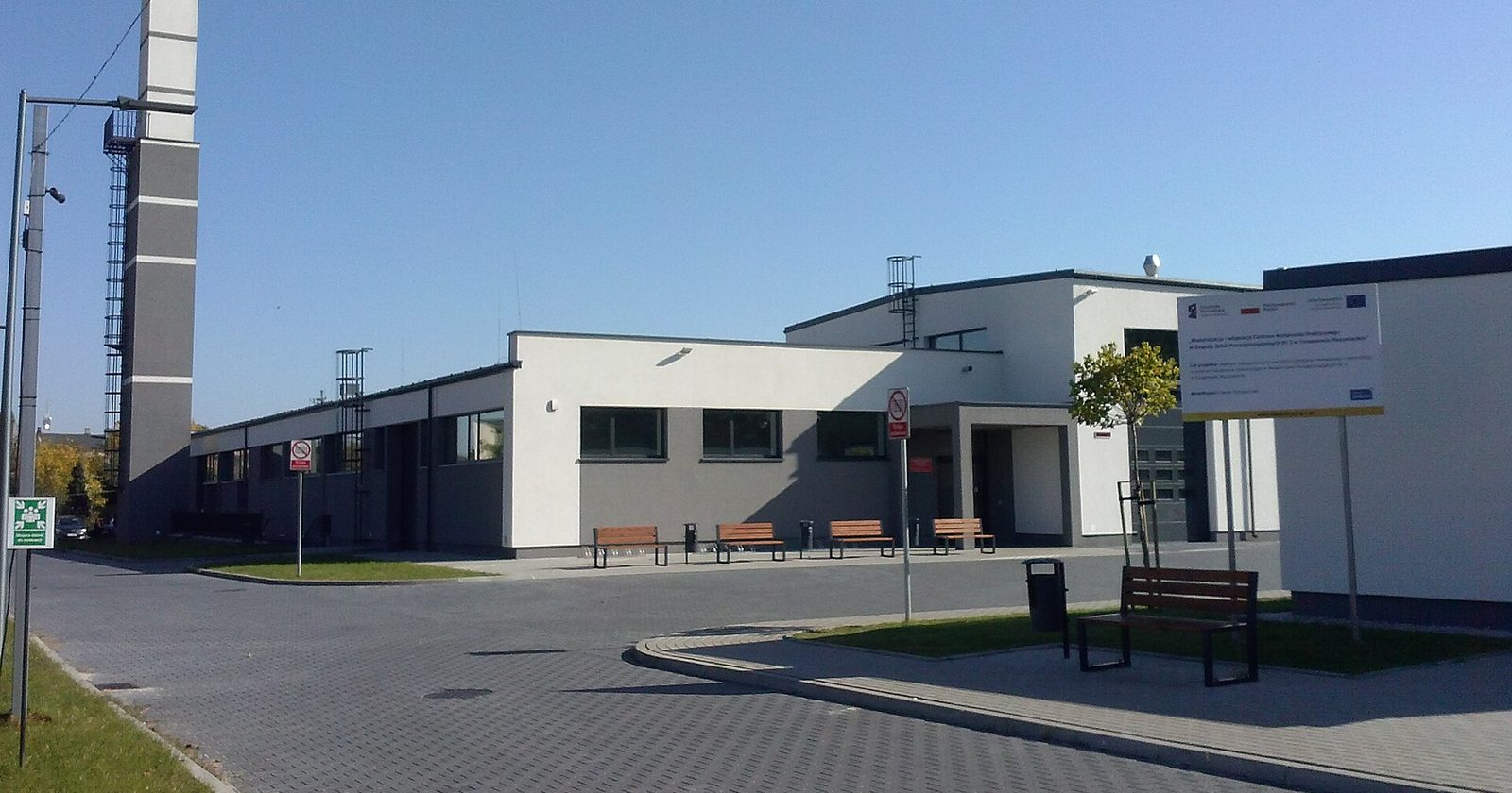 Warsztat techniczny w zespole szkół zawodowych „Samochodówka” w Tomaszowie Mazowieckim — stanowiska do praktycznej nauki zawodu.